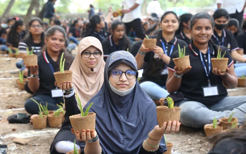 १५१८ विद्यार्थिनींकडून तब्बल १० हजारवर कोरफड रोपांची केली लागवड : इंडिया बुक ऑफ रेकॉर्ड्स नोंद