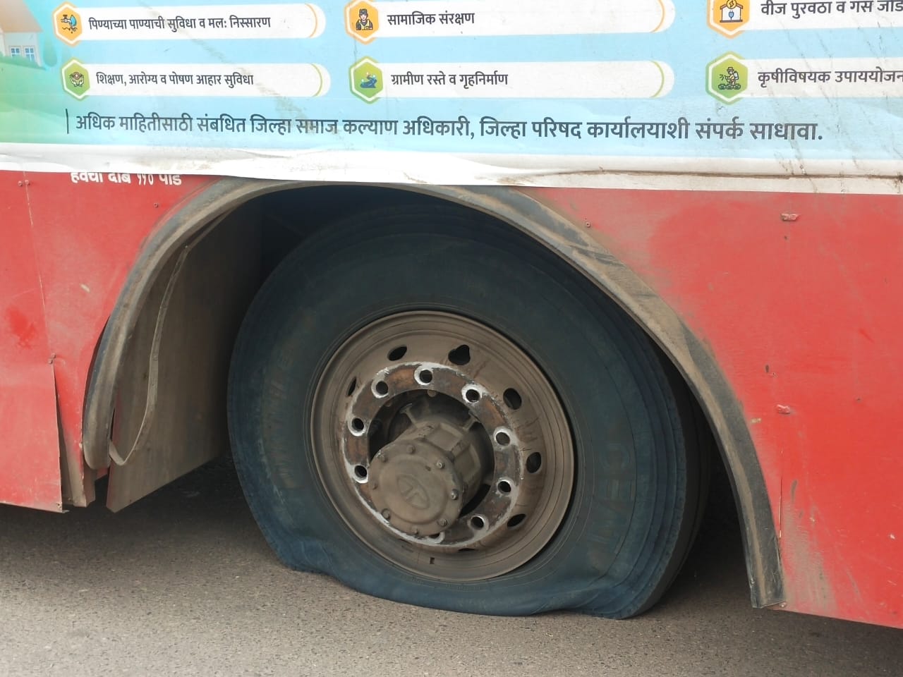 नाशिक- देवळा रस्त्यावर बसचे चाक निखळल्याने प्रवाशांचे हाल