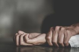 मित्राचा विवाहित मैत्रीणीवर लैंगिक अत्याचार; आधार देण्याच्या बहाण्याने वाढवली जवळीक