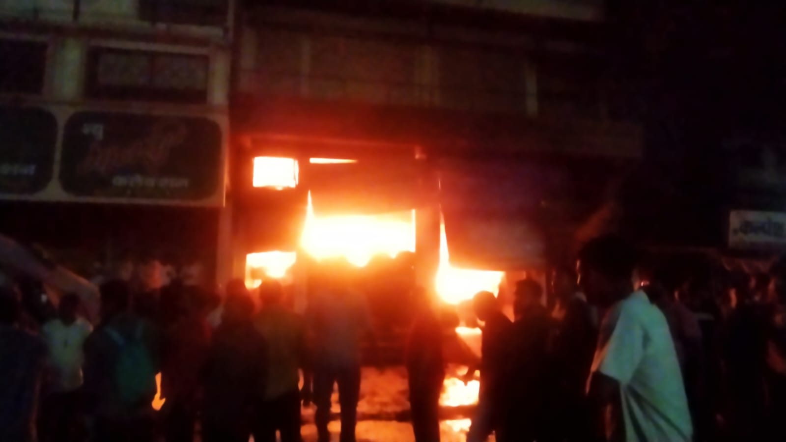 लासलगाव-विंचूर रस्त्यावर बारदान गोदामास भीषण आग