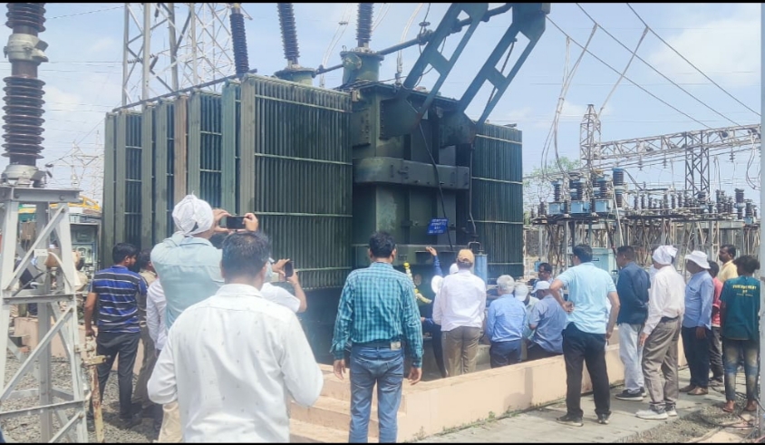 महापारेषणच्या एकलहरे विद्युत उपकेंद्रातील नादुरुस्त एक पॉवर ट्रान्सफॉर्मर बदलला