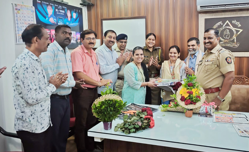 प्रामाणिकपणाबद्दल  ‘त्या’ महिला सफाई कर्मचार्‍याचा  पंचवटी पोलिसांकडून सत्कार