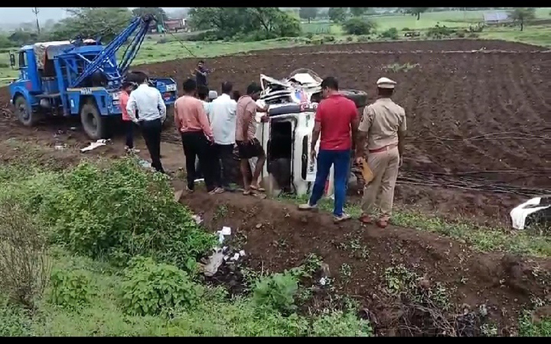 राज्य उत्पादन शुल्क पथकाच्या गाडीचा अपघात; एकाचा मृत्यू, ३ गंभीर जखमी