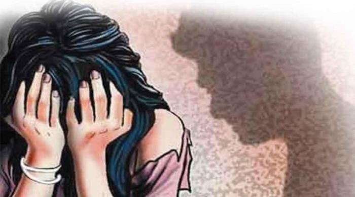 चालत्या रेल्वेमध्ये युवतीवर अत्याचार; 5 महिन्यांची राहिली गर्भवती