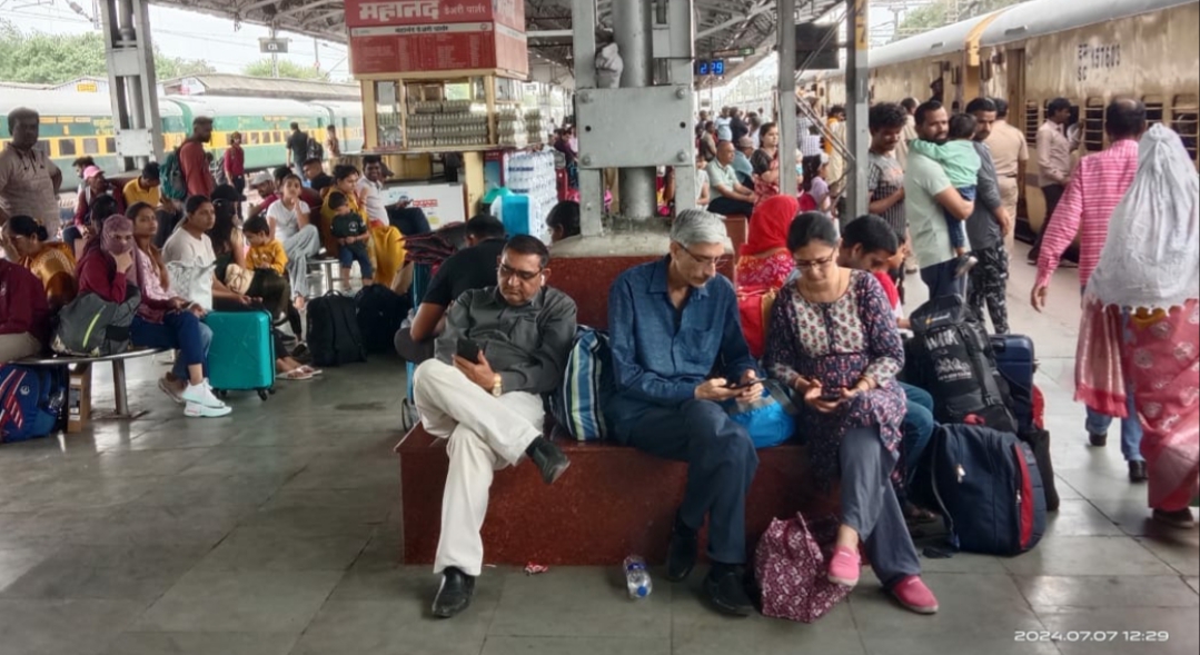 कसारा-कल्याण दरम्यान मुसळधार पाऊस, रेल्वे वाहतूक ठप्प; अनेक गाड्या रद्द