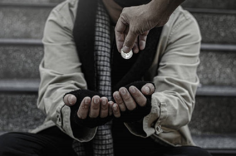 दोन बायकांच्या भांडणामुळे भीख मागायला वेळ पुरेना ! भिखारी थेट जिल्हाधिकाऱ्यांकडे तक्रार करत म्हणाला...