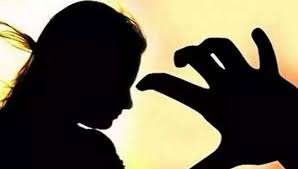 Nashik : युवतीला प्रेमाच्या जाळ्यात ओढून वेळोवेळी लैंगिक अत्याचार ; तिच्या 5 वर्षीय बालिकेचाही केला विनयभंग
