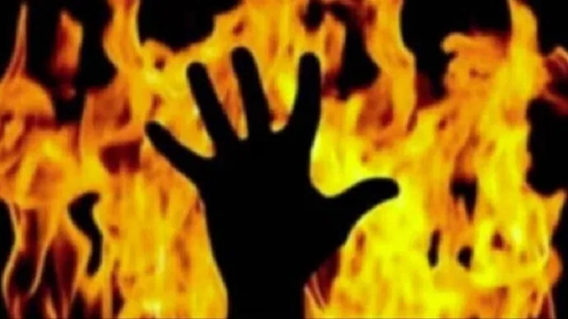 जावयाच्या आईला जिवंत जाळलं, मुलीच्या नाराज पालकांनी असं का केलं ? वाचा