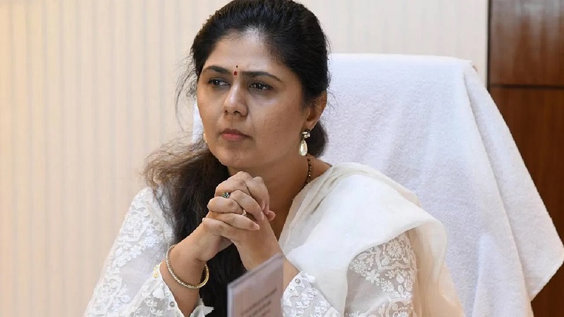 पंकजा मुंडेंना मोठा धक्का! 35 वर्षे कट्टर राहिलेला नेता हाती बांधणार घड्याळ