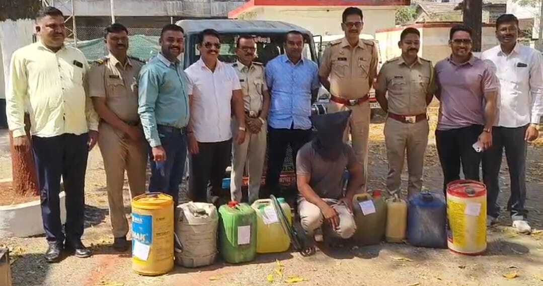 वाहनांच्या टाकीमधून इंधन चोरणाऱ्या युवकाला केली मनमाड पोलिसांनी अटक....