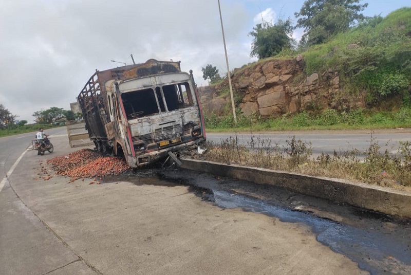 पेठ महामार्गावर मालवाहु ट्रकची दुभाजकाला धडक , वाहनास आग लागुन नुकसान     