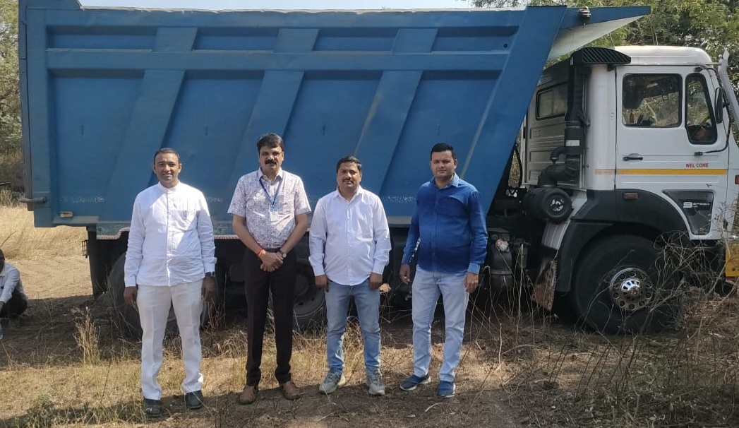 लाखो रुपयांच्या जप्त केलेल्या अवैध गौण खनिजासह मालट्रक लासलगाव बस आगारातून पळविला