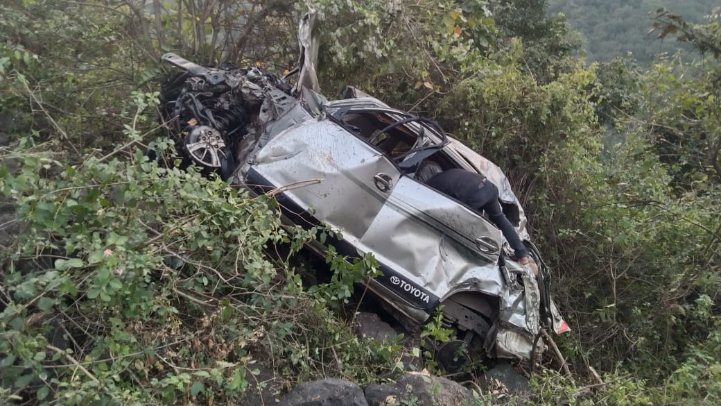 सप्तशृंग गडावर घाटात कार दरीत कोसळून भीषण अपघात; ६ जण ठार