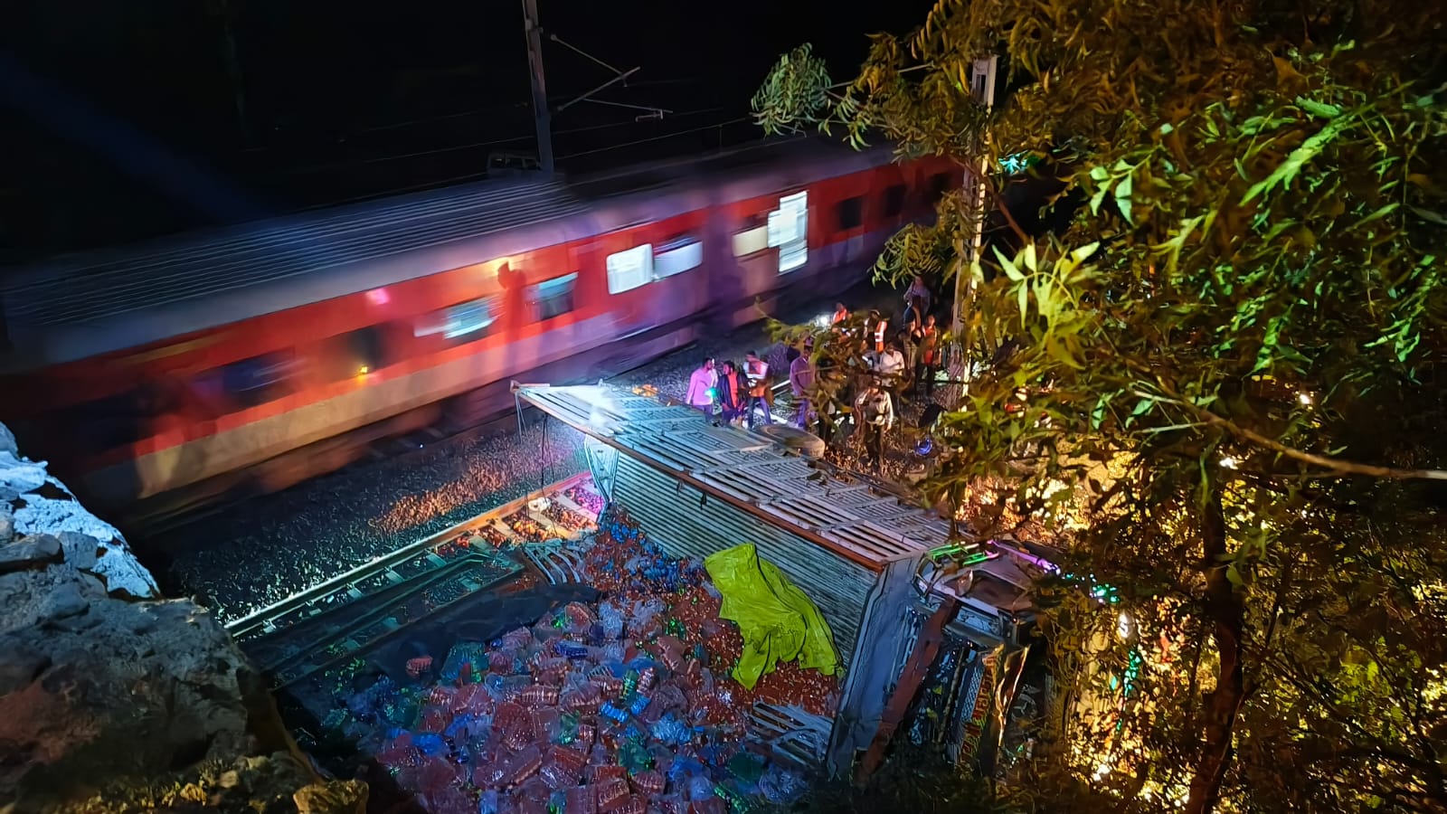 रेल्वे रुळावर ट्रक पडल्याने मनमाड - येवला महामार्गावर वाहतूक ठप्प...