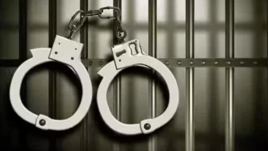 तुमचे पैसे खाली पडले सांगून बोलण्यात गुंतवले, तीन महिलांनी लाखोंचे दागिने अन् रोकड लांबवली