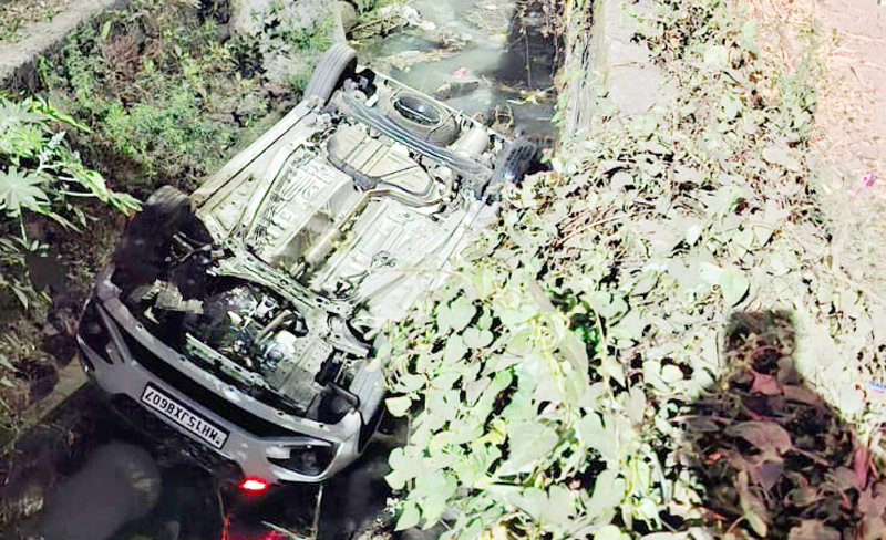 जय भवानी रोडजवळ कार नाल्यात कोसळली