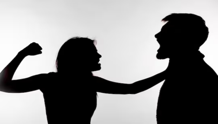 पत्नीने पतीला चोप चोप चोपला,  व्हिडिओ झाला तुफान व्हायरल