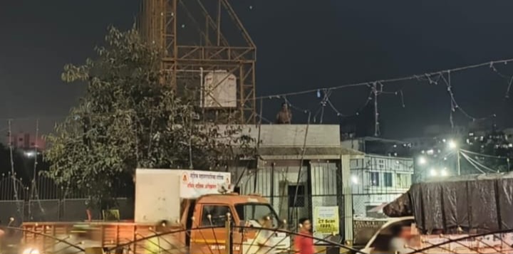 प्रकाश लोंढे यांच्या अनधिकृत बांधकामावरील होर्डिंग स्ट्रक्चर काढण्याचे काम सुरू