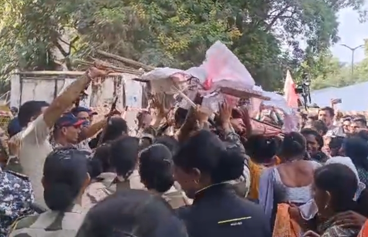 नाशिक : आदिवासी आंदोलकांनी शासनाची काढली तिरडी, आंदोलन चिघळल्याने पोलिसांचा हस्तक्षेप