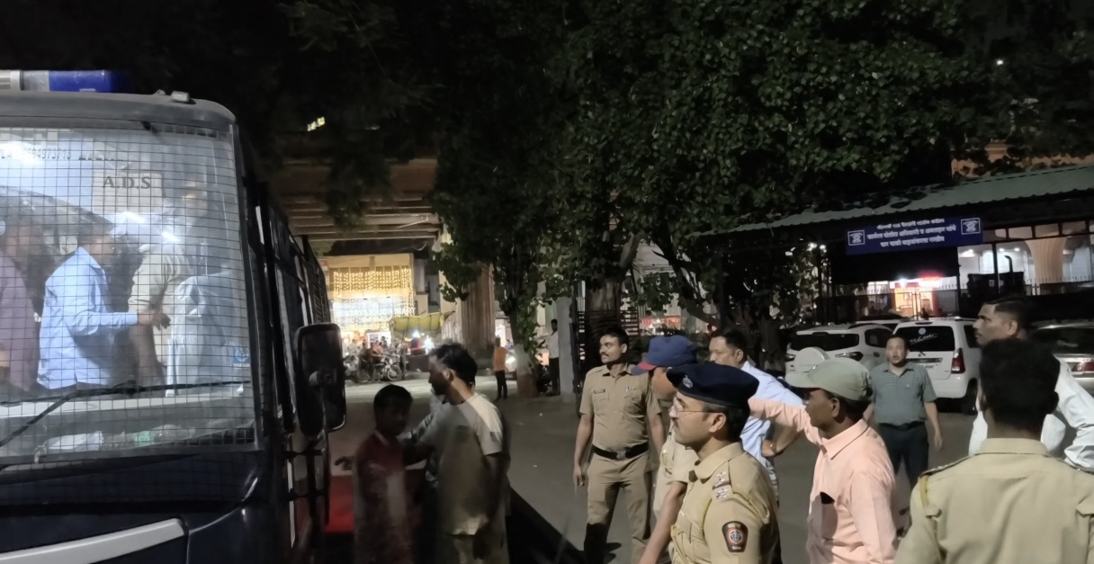 'त्या' जीवघेण्या हल्ल्यानंतर पोलीस उतरले रस्त्यावर; ७० टवाळखोरांना बेड्या