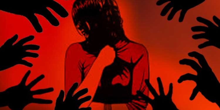 धक्कादायक !  चालत्या बसमध्ये महिलेवर अत्याचार , कुठे घडली घटना