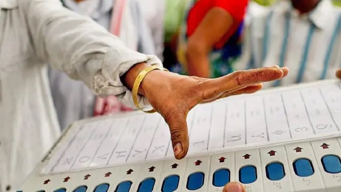 मतदारांनाच शॉक ! EVM ला स्पर्श करताच मतदारांना लागतोय शॉक ; कुठे घडला आहे शॉकिंग प्रकार ?