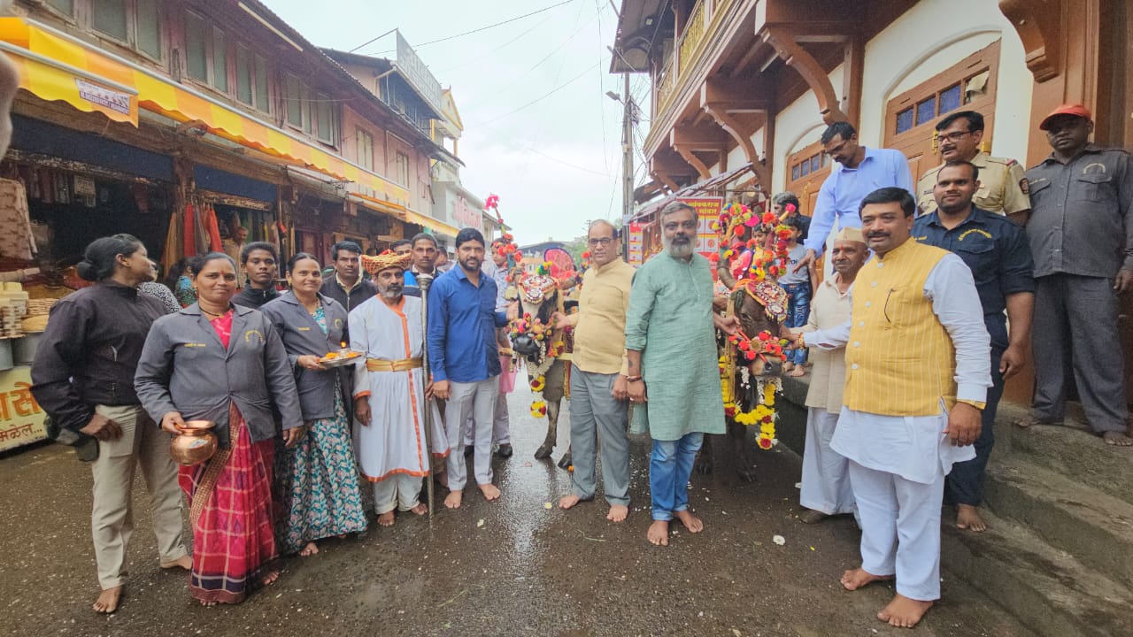 बैलपोळ्या निमित्ताने त्र्यंबकेश्वर मंदिर देवस्थान ट्रस्टच्या वतीने रथाच्या बैलांचे पूजन