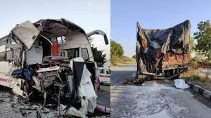 एसटी-बस ट्रकची समोरासमोर धडक; भीषण अपघातात 'इतके' प्रवासी.....