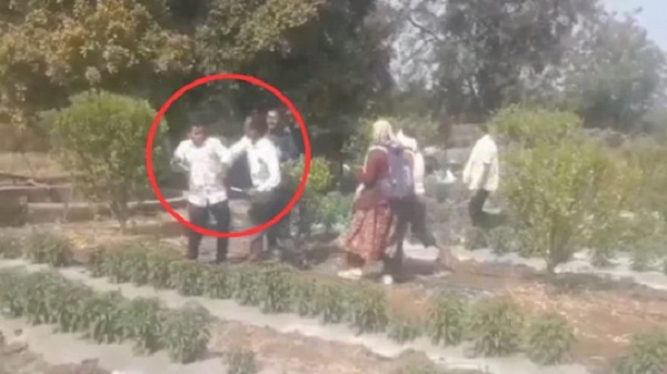 संतापजनक ! शेतकऱ्याला बुटाने मारहाण, कृषिमंत्र्यांचे पालकत्व असलेल्या जिल्ह्यात कृषी अधिकाऱ्याची दादागिरी